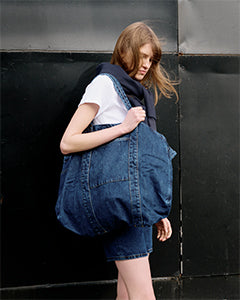 Femme portant un cabas en denim à l’épaule | Atelier Tuffery