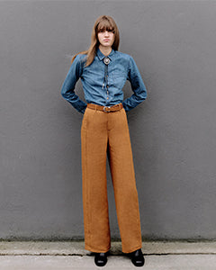 Femme portant une chemise en denim avec un pantalon ocre | Atelier Tuffery