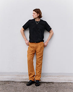 Homme portant un pantalon ocre avec t-shirt noir | Atelier Tuffery