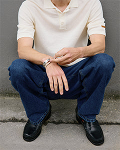 Homme portant un polo écru en lin avec un jean brut | Atelier Tuffery