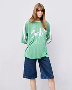 Femme portant un short en denim avec t-shirt vert | Atelier Tuffery