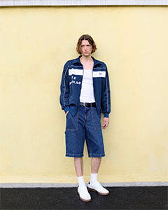 Homme portant un short en denim avec veste légère | Atelier Tuffery