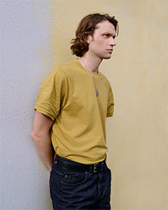 Homme portant un t-shirt jaune avec un jean brut | Atelier Tuffery